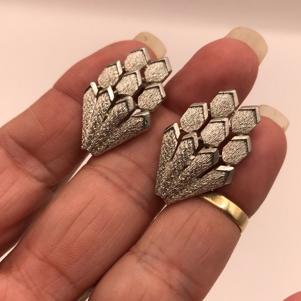 Vintage Coro Silver-Tone Textured Screw-back Earrings - Picture 8 of 9